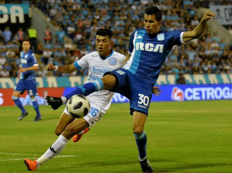 Leonardo Sigali, de Racing, jugando ante Belgrano.