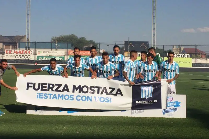 El equipo de Racing en cancha de Chacarita.