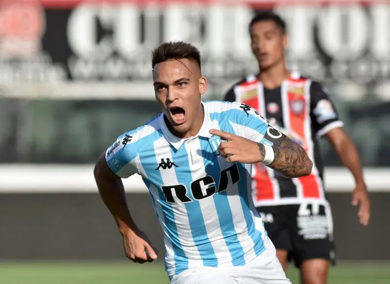 Lautaro festejando un gol en Racing