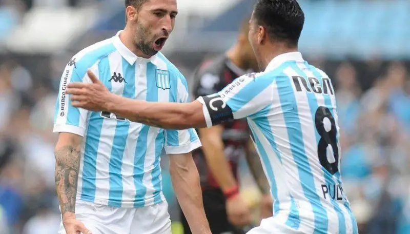 Donatti festejando un gol en Racing.