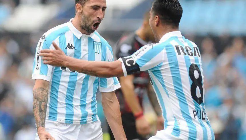 Donatti festejando un gol en Racing.