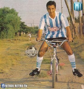 Galarza, en su época de futbolista, arriba de la bicileta.