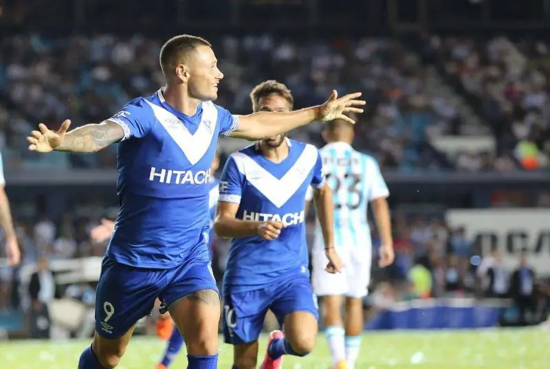 Mauro Zarate festeja un gol ante Racing.