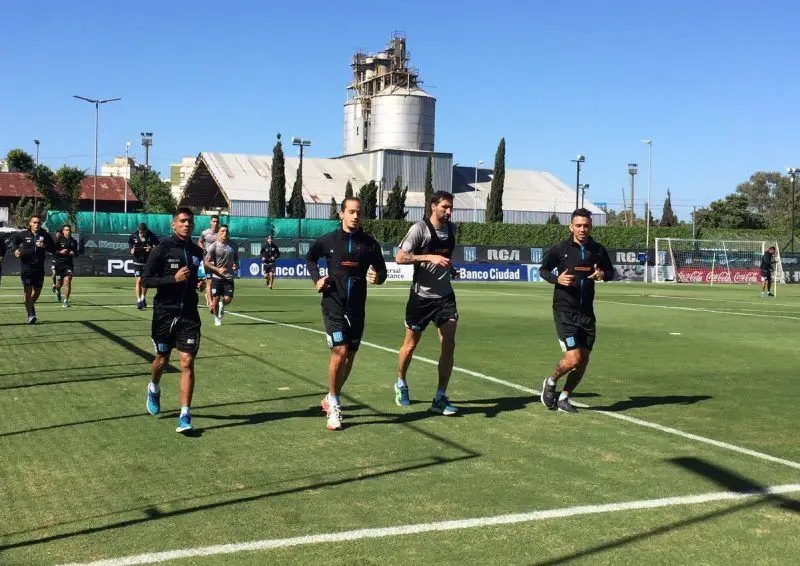 Jugadores de Racing se entrenan.