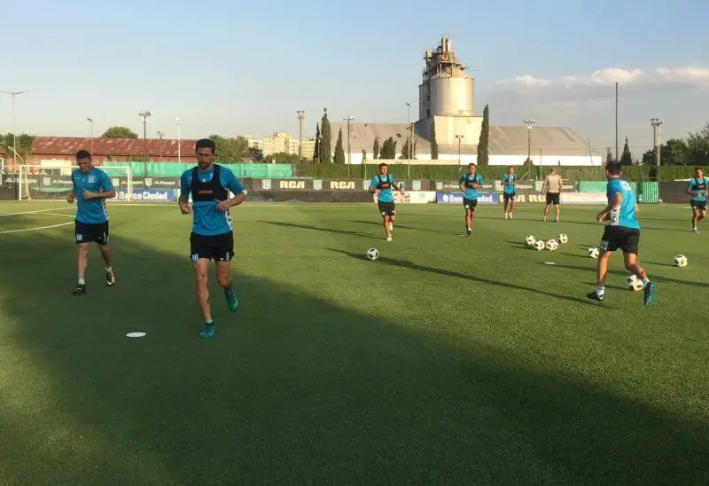 Jugadores de Racing entrenando.