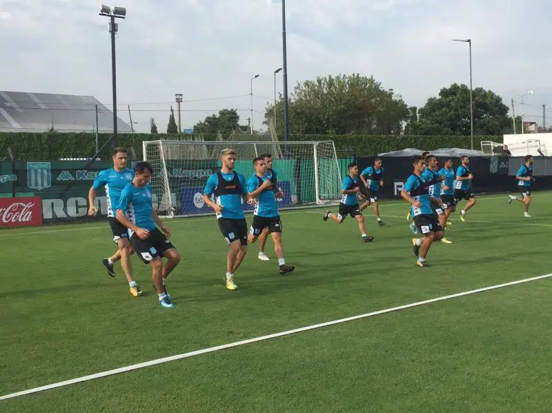 Jugadores de Racing se entrenan.