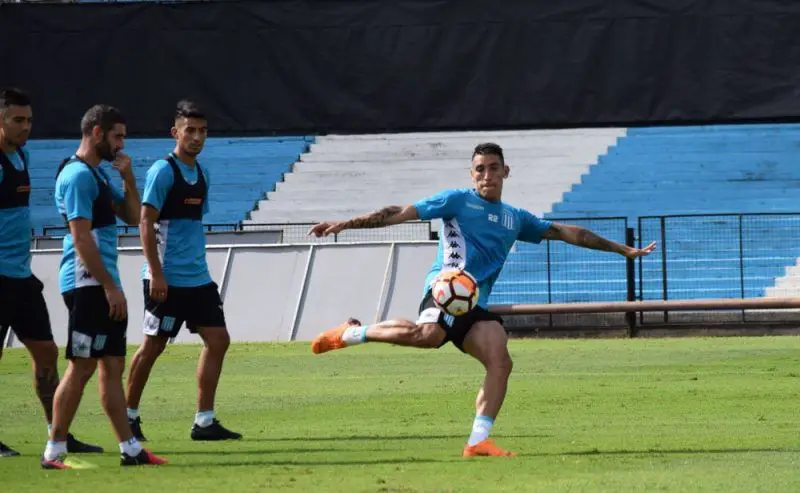 Ricardo Centurión es pretendido por La Volpe, entrenador del Toluca de México. Racing quiere vender al futbolista.