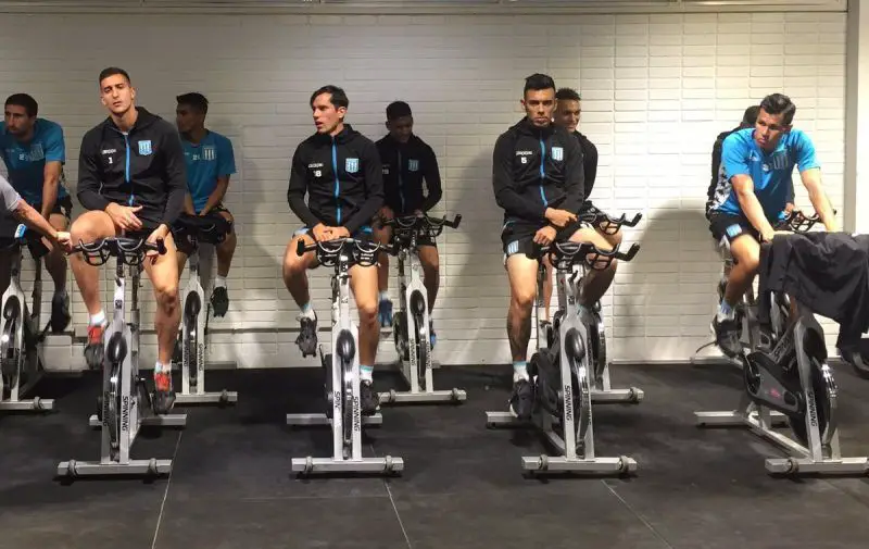 Jugadores de Racing entrenando.