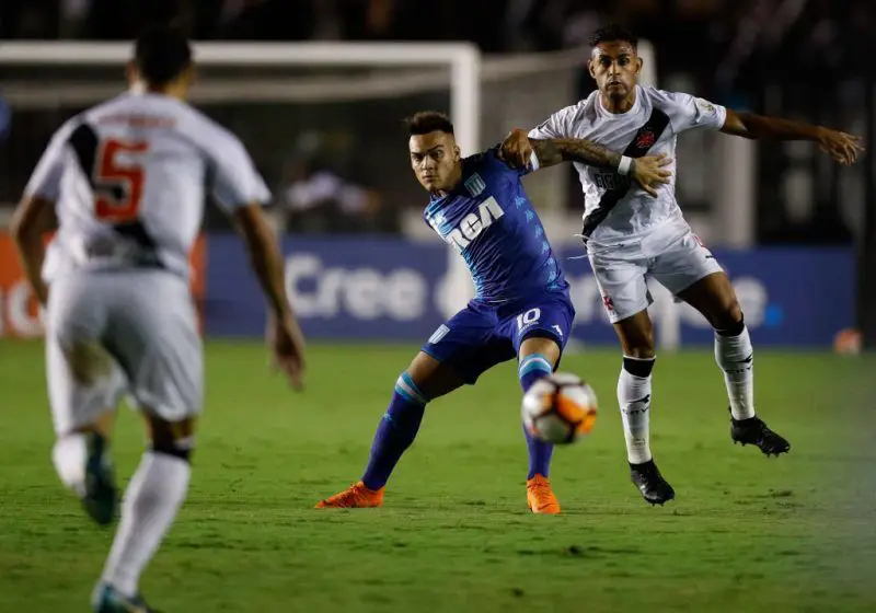 Lautaro Martínez jugando para Racing ante Vasco.