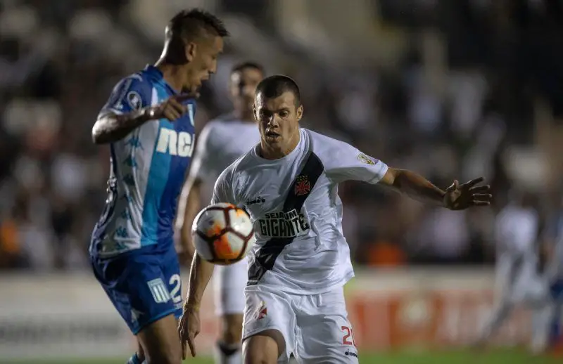 Centurión jugando para Racing ante Vasco da Gama.