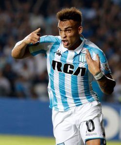 Lautaro festejando un gol.