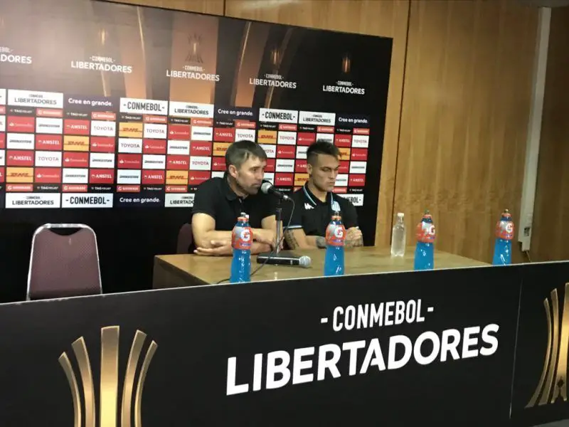 Chacho Coudet en conferencia de prensa.