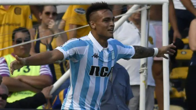 Lautaro Martínez festejando un gol.