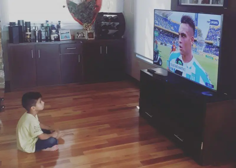 El hijo del Pulpo González mirando a Lautaro Martínez.