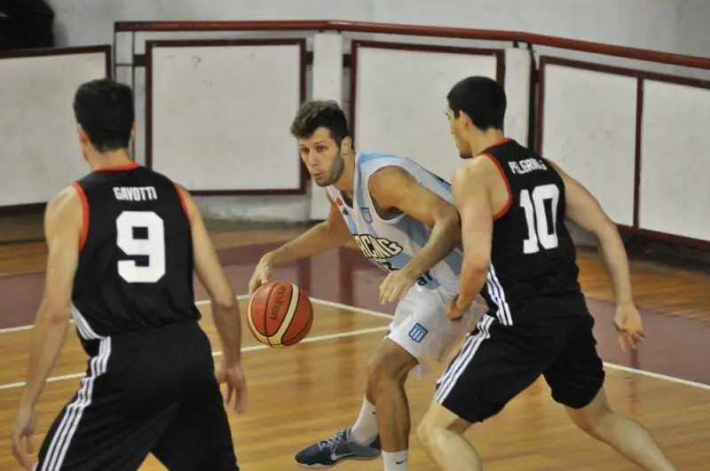 Jugador del basquet de Racing en pleno partido.