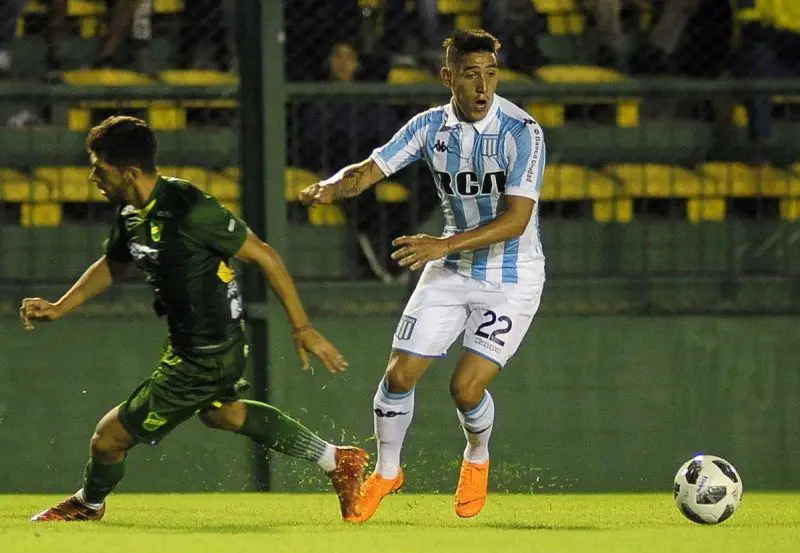 Ricardo Centurión jugando ante Defensa y Justicia.