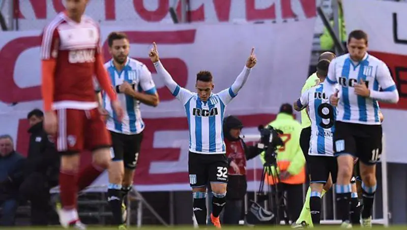 Lautaro martínez celebra un gol ante River.