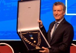 Mauricio Macri, condecorado en el congreso de Conmebol.