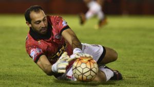 Marcos Díaz atajando para Huracán.