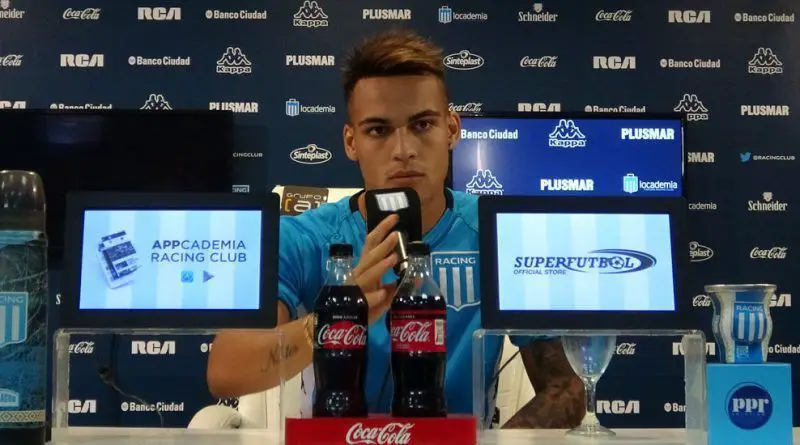 Lautaro martínez hablando en conferencia de prensa.