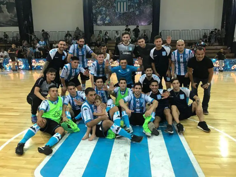 Los jugadores del futsal masculino de Racing celebran luego de un triunfo.