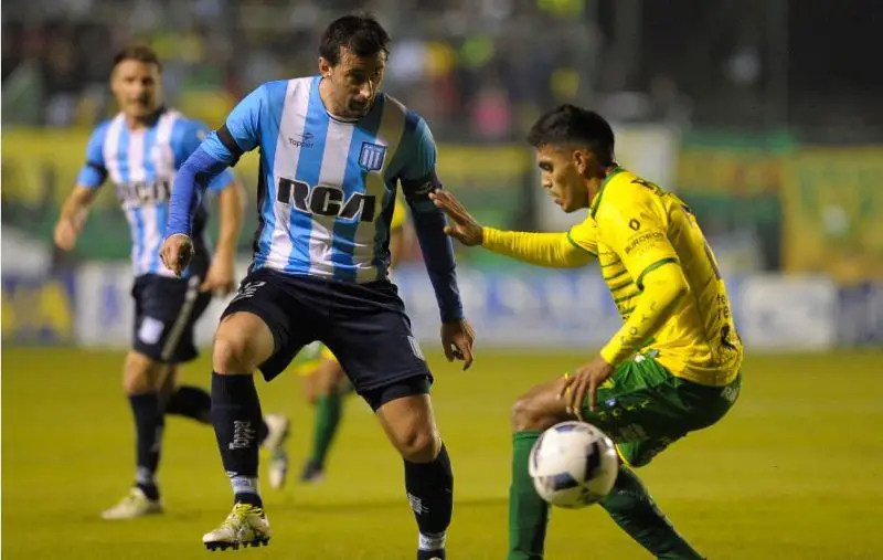 Diego milito jugando para Racing ante Defensa y Justicia.