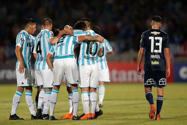 Los jugadores de Racing festejan un gol.