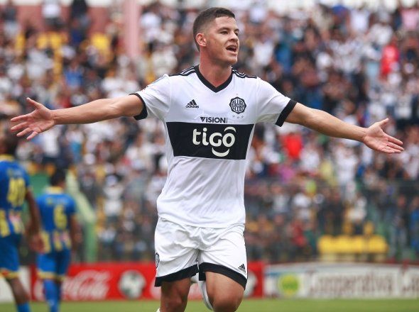 Richard Sáchez jugando en Olimpia de Paraguay.