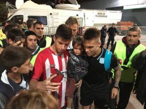 Lautaro con los hinchas de Estudiantes.