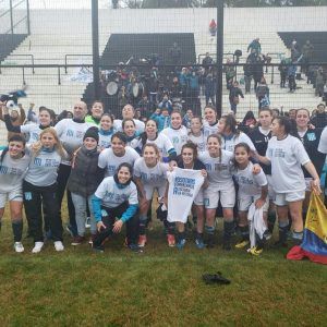 Las chicas del equipo de fútbol femenino de Racing.