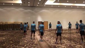 El plantel de Racing hace movimientos en el hotel. 