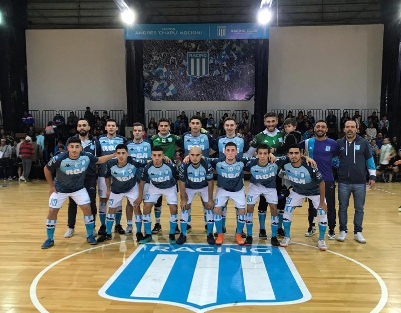 El equipo de futsal masculino de Racing venía entonado tras ganar el clásico de Avellaneda, pero perdió 2-1.