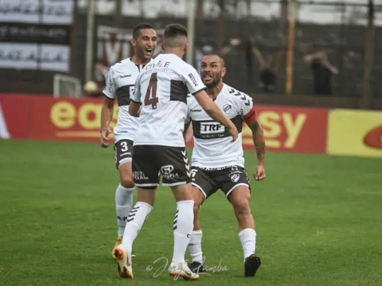 Racing tiene en carpeta al lateral de Platense