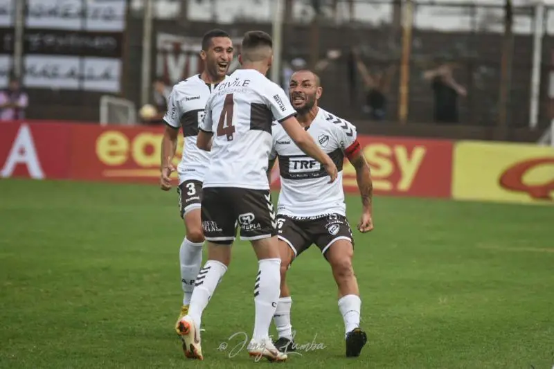 Racing tiene en carpeta al lateral de Platense