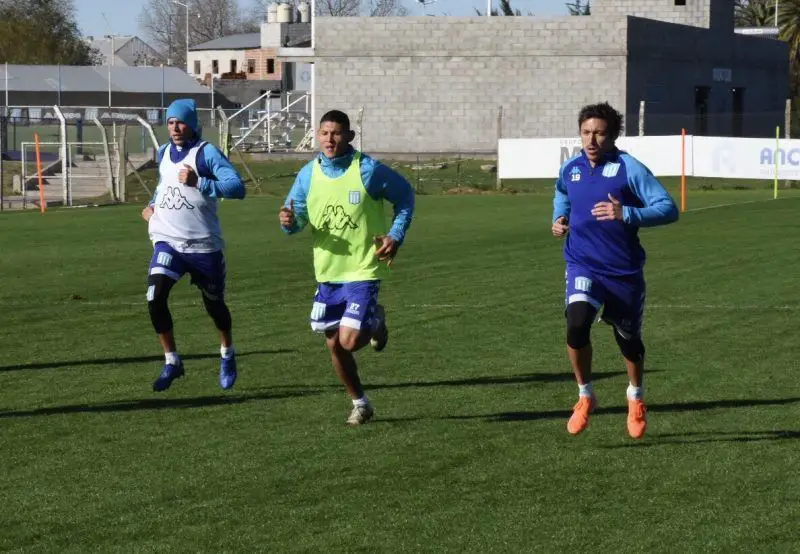 Juan José Cáceres, el del medio, realizó su segunda práctica con el plantel de Racing. El juvenil viajará el sábado a Orlando para la parte más fuerte de la pretemporada.