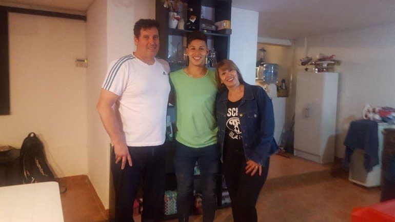 Imaki, junto a sus padres, Guillermo y Tania. El juvenil de Racing juega en la Sétima División y llegó al club en 2018, en edad de Octava.