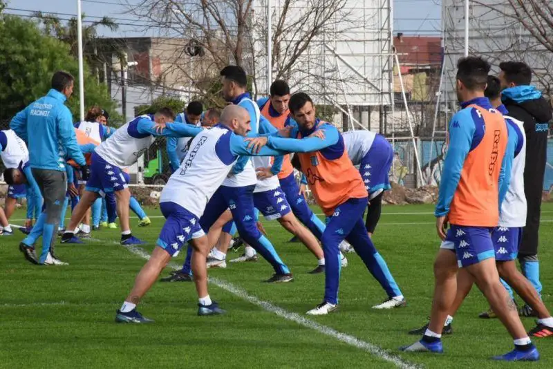 Racing buscará desprenderse de alguno de sus volantes por la llegada de David Barbona y la posibilidad de que llegue Walter Montoya. Solari, el candidato a irse.