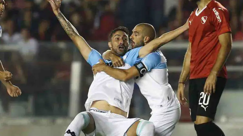 El saludo del central de Racing para Elías Machuca