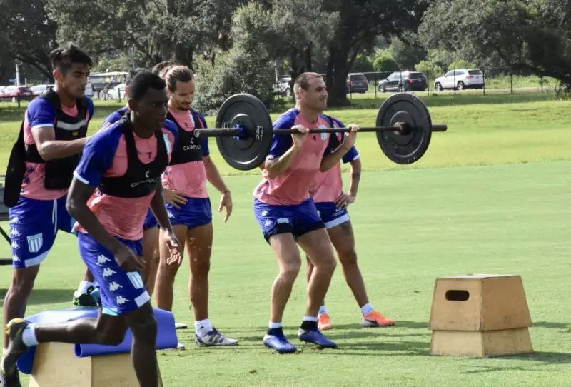 El plantel de Racing arrancó la jornada con ejercicios físicos que luego vieron la pelota en el marco de la pretemporada.