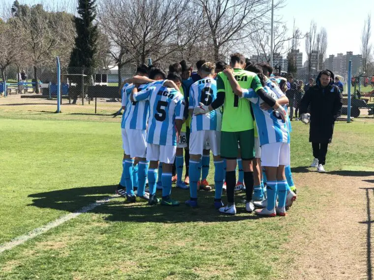 Fino y elegante volante juvenil de Racing