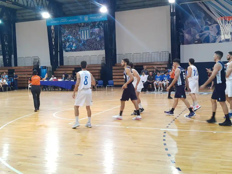 El equipo de básquet de Racing no pierde la ilusión en la pelea por el Torneo federal de la zona metropolitana.