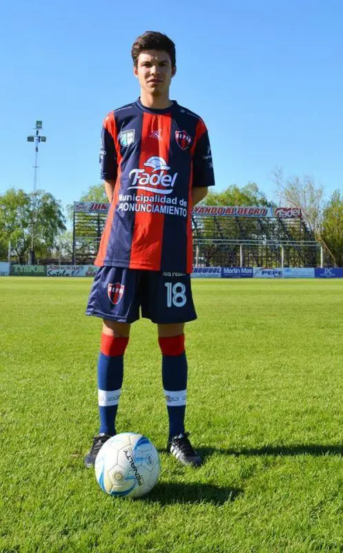 Banega luciendo la camiseta de Defensores del Pronunciamiento de Entre Ríos