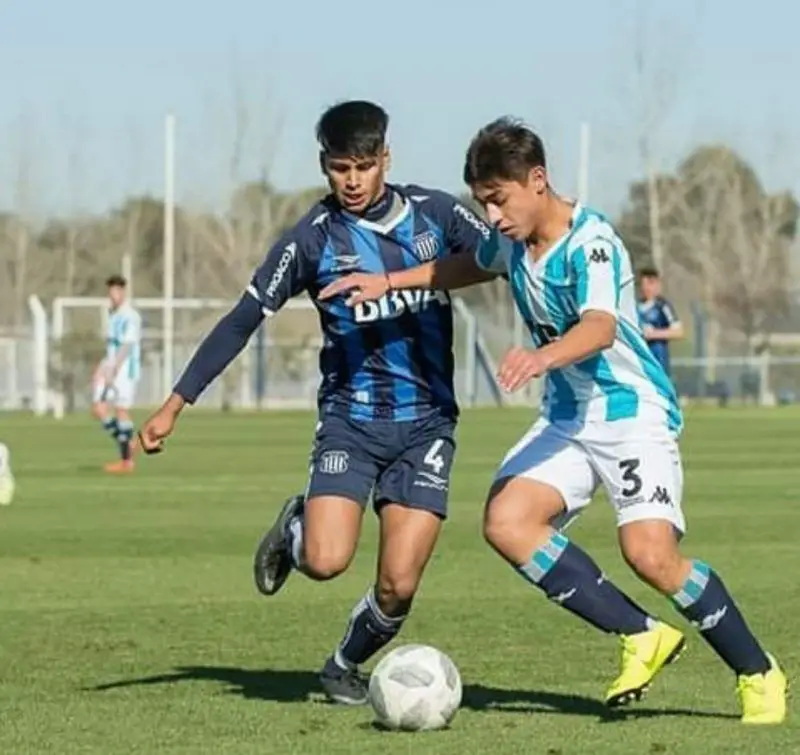 Mateo Jara lateral izquierdo de Racing