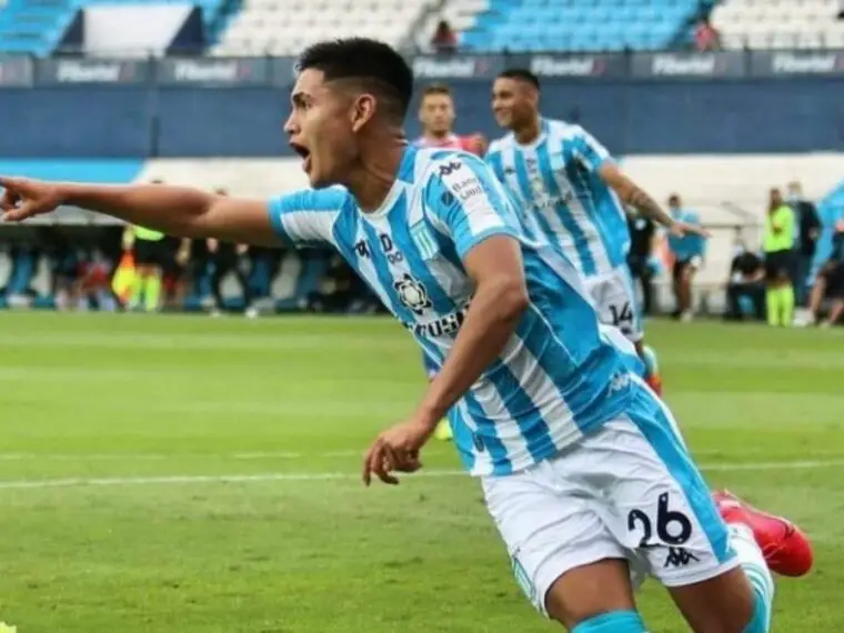 Alcaraz jugó con dos remeras de Racing