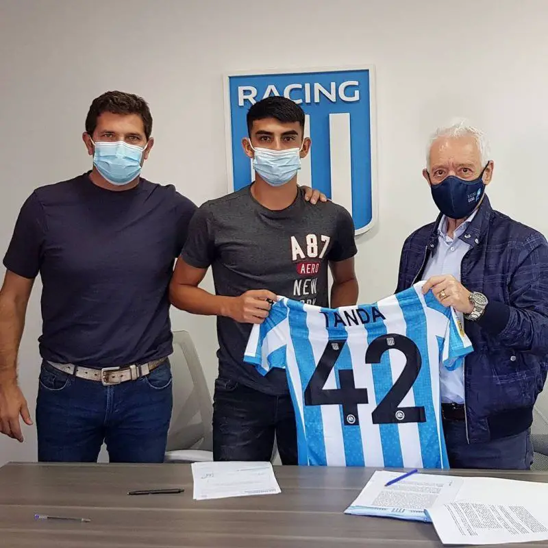 Tanda firmó su primer contrato en Racing. 