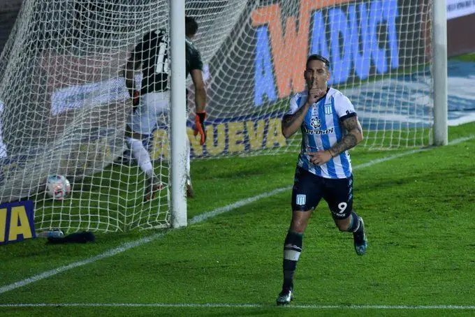 Copetti y su acompañante en Racing