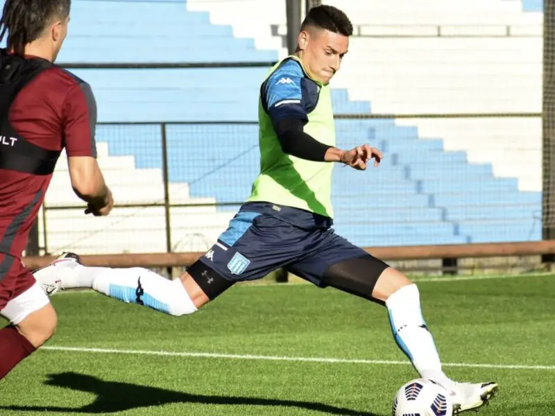 Martínez, un quinto defensor en Racing contra San Pablo.