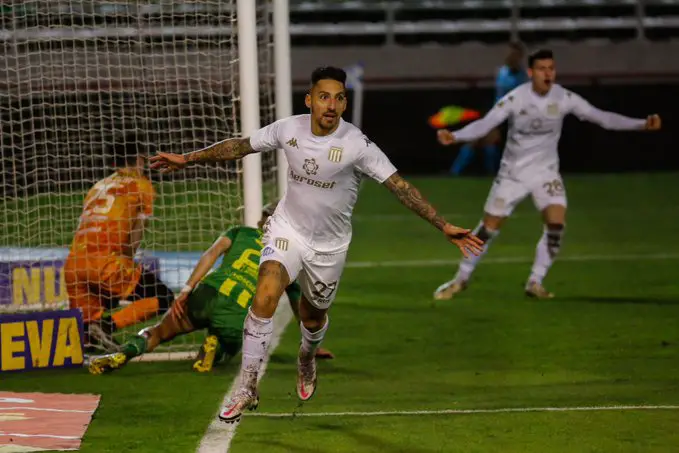 Correa abrió el camino para Racing y habló de Licha Lópz.