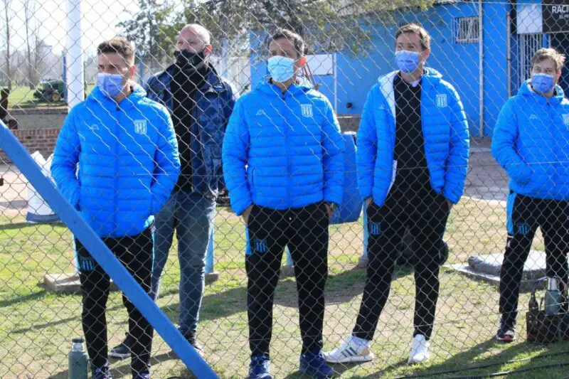 El DT de Racing viendo la Reserva ante Central Córdoba