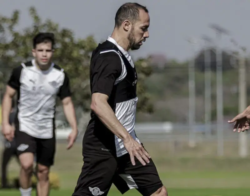 Chelo Díaz jugó poco en Paraguay y podría volver a Racing